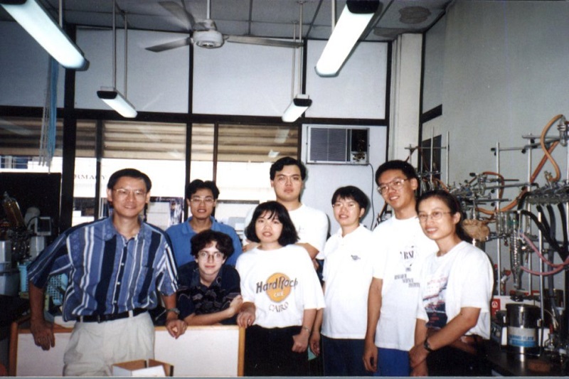 港大賀子森教授 - 在新加坡NUS 的研究團隊1990sa.jpg