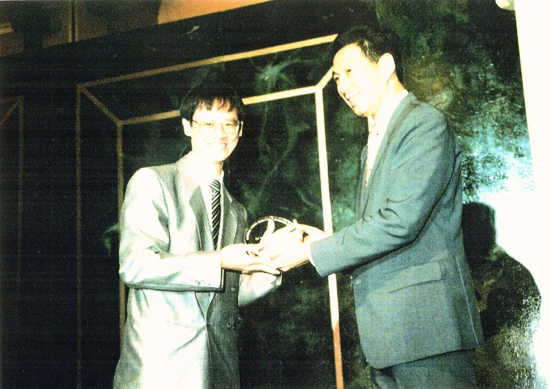港大賀子森教授 - Prof Hor was presented the National Young Scientist Award by then Minister of Trade & Industry (now Prime Minister) of Singapore Lee Hsien Loong in 1991a.jpg